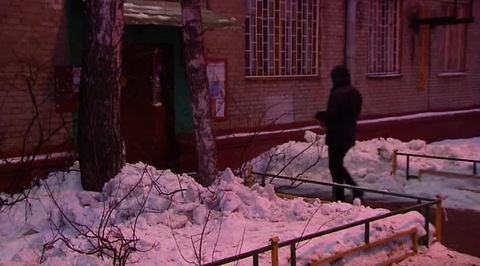 В Москве на коляску с двухмесячным ребенком упал снег с крыши
