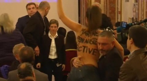 Обнажённые активистки попытались сорвать выступление Марин Ле Пен