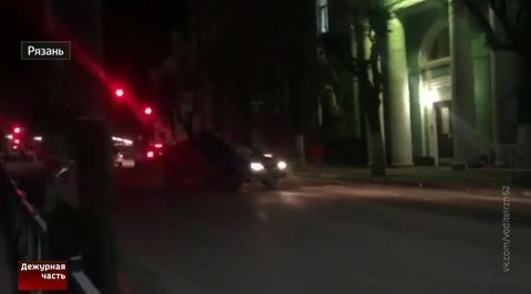 Нарушитель "прокатил" сотрудника ДПС на капоте