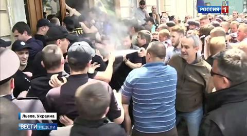 Украинские боевики штурмуют здания органов власти
