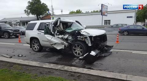 В Москве Cadillac протаранил грузовик