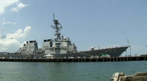 У берегов Японии эсминец ВМС США столкнулся с контейнеровозом
