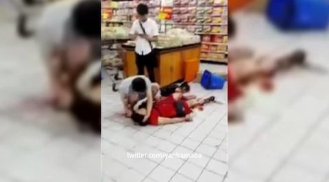 Мужчина с ножом напал на посетителей китайского Walmart