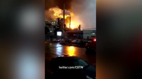В Китае загорелся химзавод: столб дыма поднялся на несколько километров