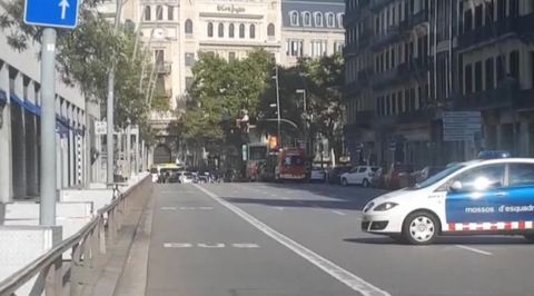Автофургон въехал в толпу прохожих в Барселоне