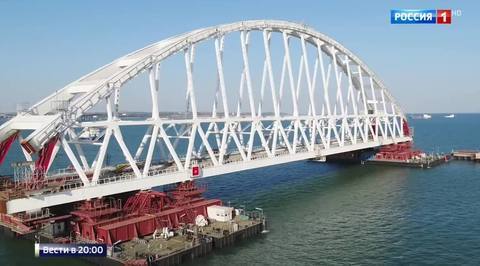 С ювелирной точностью: началась установка арки Крымского моста