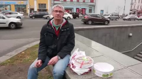 Russian Journalist Expelled from Ukraine over Cake-Slicing Incident