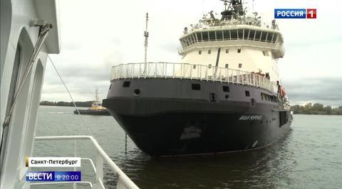New Massive Russian Icebreaker Plows Through the Thick Arctic Ice