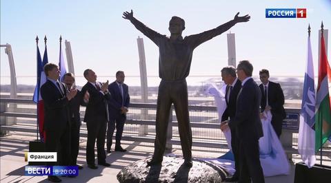 France Unveils Monument to Famous Russian Astronaut Gagarin