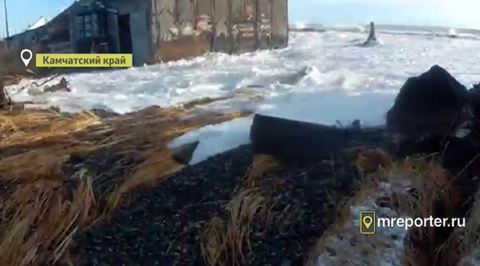 На Камчатке большая волна затапливает берег