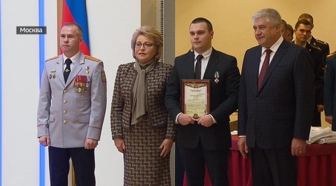 За спасение людей и мужество главы МЧС и МВД вручили школьникам медали 