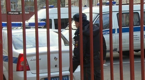 В одном из отделов полиции в Москве задержанного убили с помощью горючей смеси