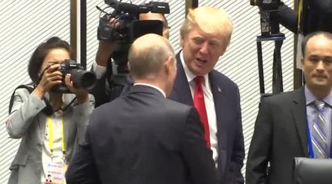 Путин и Трамп обменялись рукопожатием на первом рабочем заседании лидеров стран АТЭС