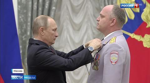 Президент вручил госнаграды выдающимся современникам