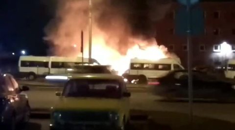 Ночью на одном из авторынков Петербурга сгорели 8 микроавтобусов