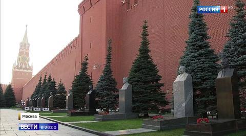 Russians Still Take Pride in the Pantheon at the Kremlin Wall