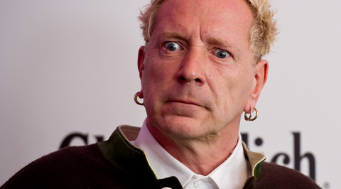 Экс-фронтмен Sex Pistols подал заявление на назойливую фанатку
