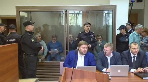 Чиновника Минкульта увезли на допрос прямо из постели