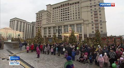 Горки, спектакли, световые шоу: Москва начала "Путешествие в Рождество"