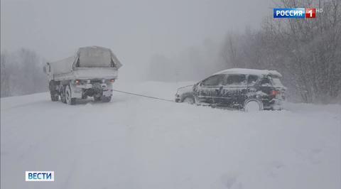 На Сахалине в заваленные снегом поселки пробиваются автопоезда с горючим