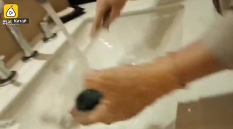 В пятизвездочных отелях Китая горничные мыли посуду туалетными ершиками