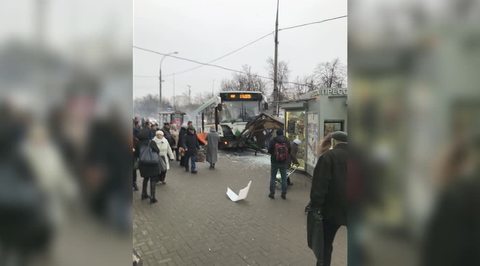 В Москве автобус врезался в остановку