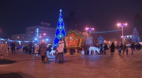 Донбасс готовится встречать Новый год, несмотря на обстрелы