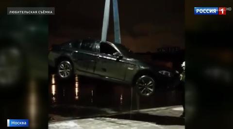 На Крылатской улице "БМВ" съехал в Гребной канал
