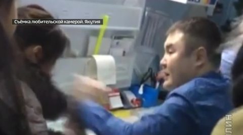 В Якутии врач, ударивший в клубе женщину, продолжил избивать ее в больнице