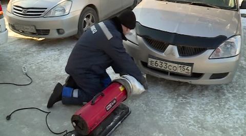 В Новосибирске из-за мороза не удалось завести даже ледяной автомобиль