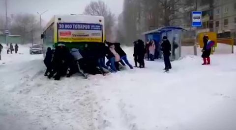 Снегопад спровоцировал ДТП в Москве и 10-балльные пробки в Саратове