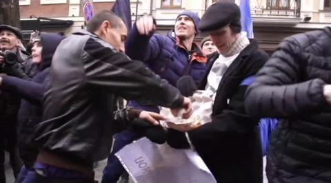 "Death to Russia!" - Ukrainian Radicals Keep Vandalizing Russian Cultural Center as Police Watch