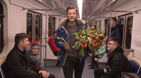 Олег Газманов и Вячеслав Манучаров поздравили женщин в московском метро