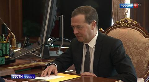 Economy is Top Priority, Putin Entrusts Medvedev With "Yellow Folder" of Drastic Reforms