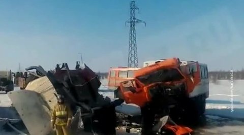 Автобус с вахтовиками столкнулся с грузовиком на Ямале
