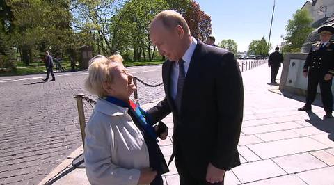 Путин побеседовал с Александрой Пахмутовой