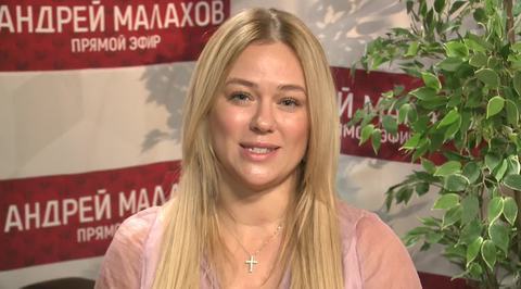 Ксения Безуглова, Ярослав Сумишевский, жители и гости столицы спели гимн РФ на Красной площади