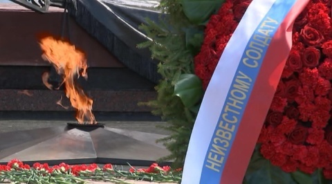 Путин возложил венок к Вечному огню у Могилы Неизвестного Солдата