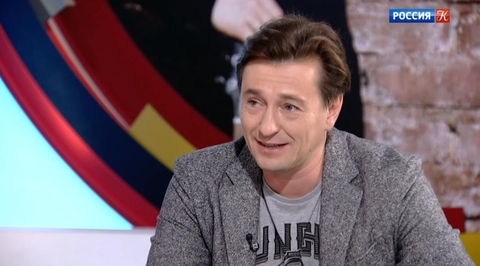 Сергей Безруков нарядил новогоднюю елку с женой и детьми