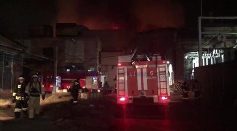 Пожар на заводе во Владикавказе тушат более 150 человек