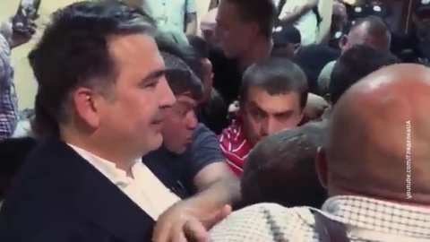 Саакашвили отрицает, что напал на пенсионерку