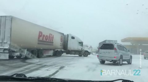 Кемерово и Барнаул накрыл мощный снегопад