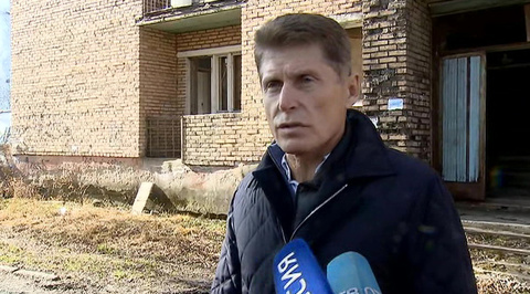 Олег Кожемяко встретился с жильцами аварийного общежития