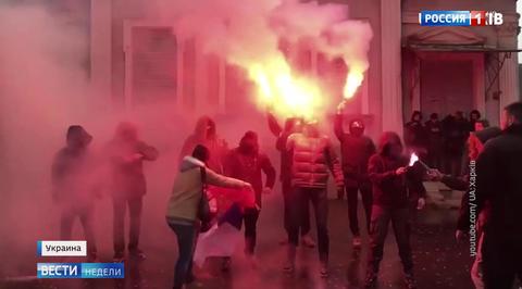 Страсти в Киеве: "300 спартанцев" по-украински и "Камчатка" для депутата