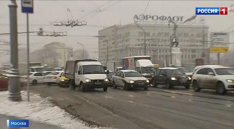 Снегопад в Москве спровоцировал огромные пробки и множество аварий
