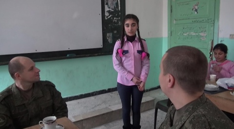 Военные из России привезли сирийским детям две тонны новогодних подарков