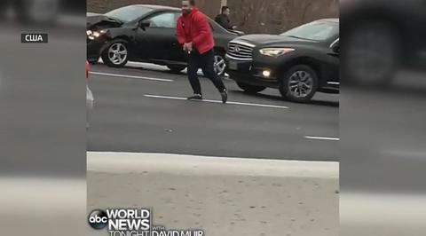 В США неизвестные раскидали на дороге деньги