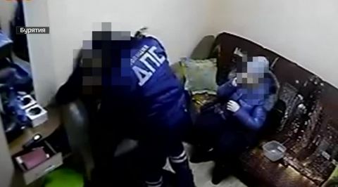   В Бурятии сотрудники ГИБДД избили директора автомойки за отказ от покровительства 