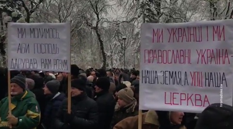 По факту молебен, по сути пикет: прихожане УПЦ пришли к Раде защищать свою веру