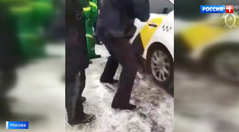 Столичный таксист несколько сотен метров тащил за собой инспектора ДПС